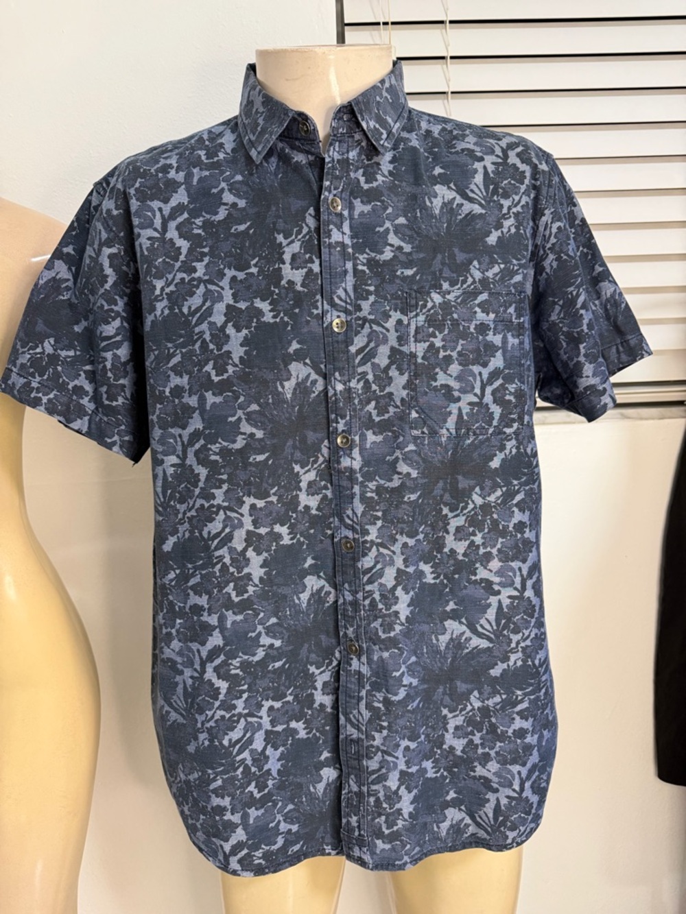 INC Button Up Shirt Mens L Black Blue Floral Print Short Sleeve